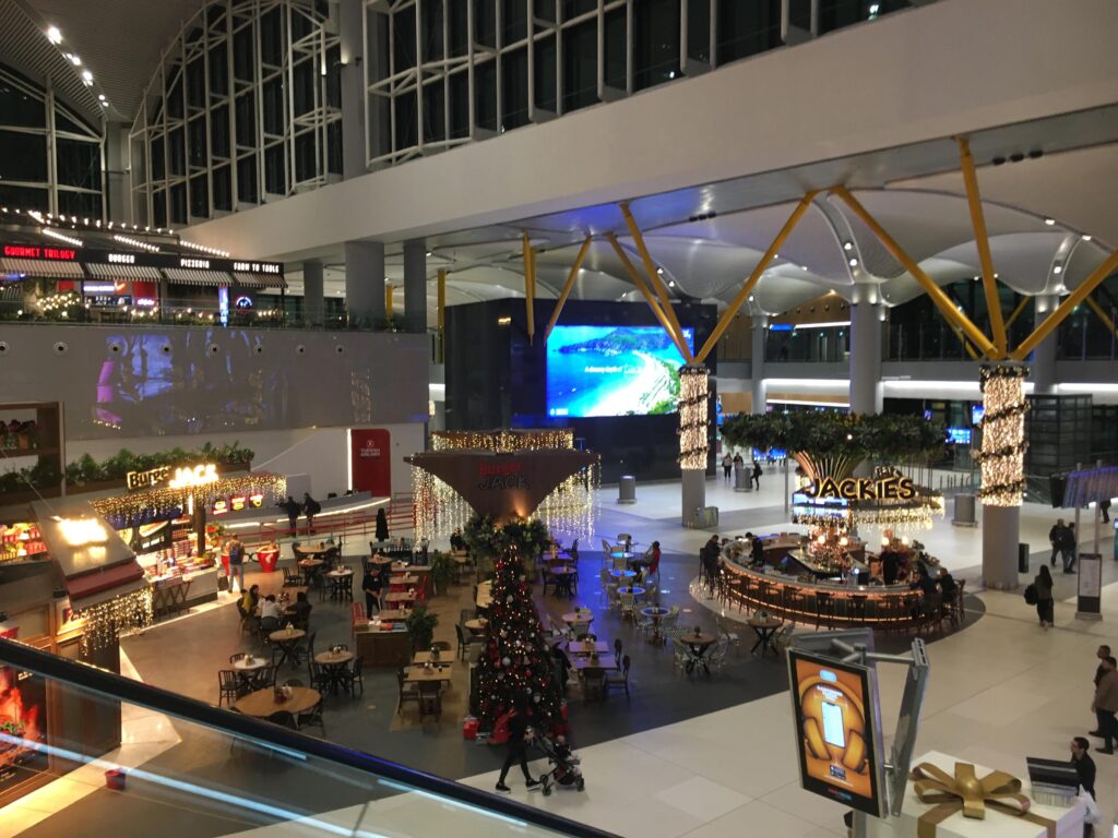 イスタンブール空港の中で、エスカレーターからレストランを見下ろす写真