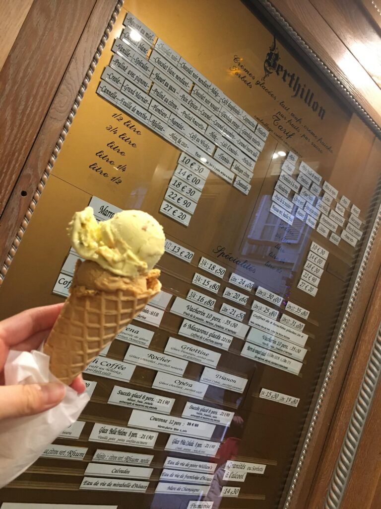 ジェラート屋さんの看板とジェラート
