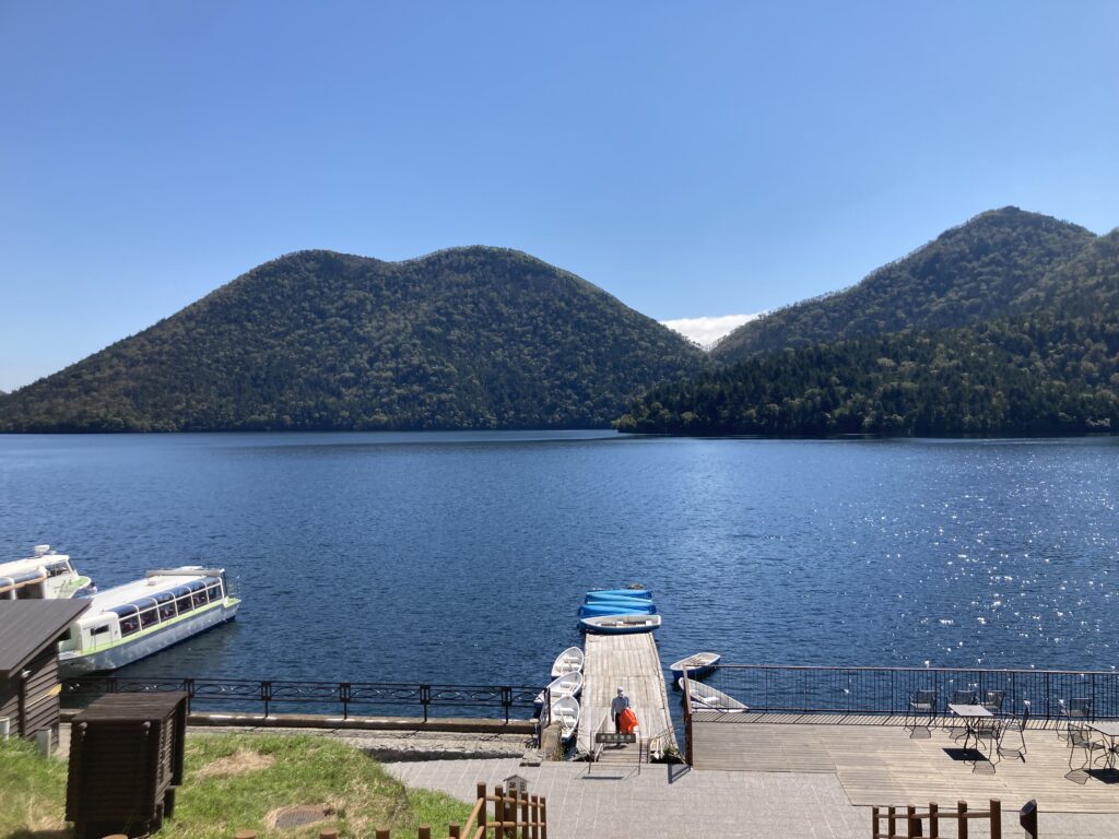 然別湖畔温泉ホテル風水の前から撮った然別湖とボート乗り場が写っている写真
